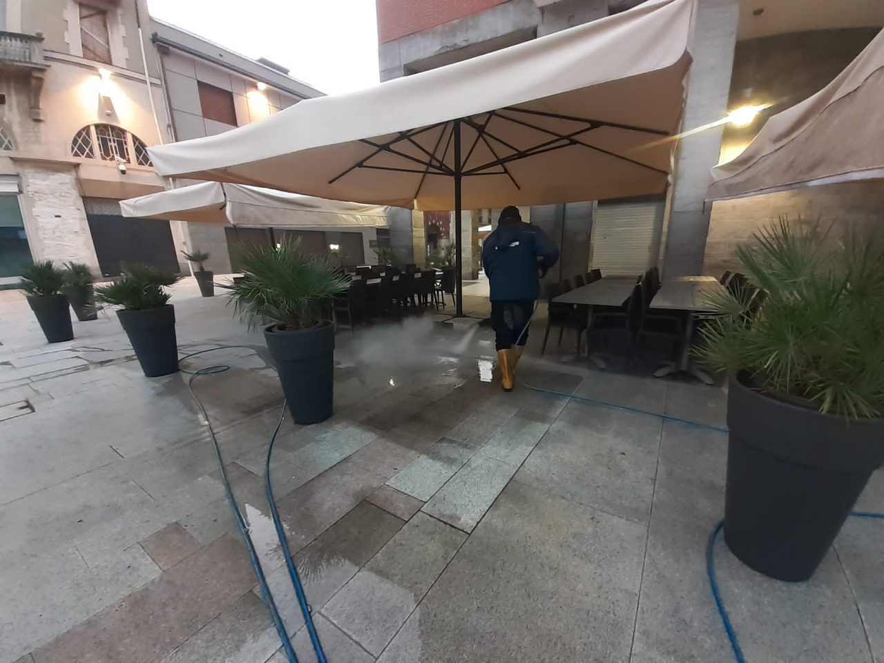 Operai al lavoro per pulire la pavimentazione del “salotto buono”
