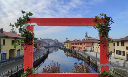 Balconi e case legate da fili rossi per San Valentino