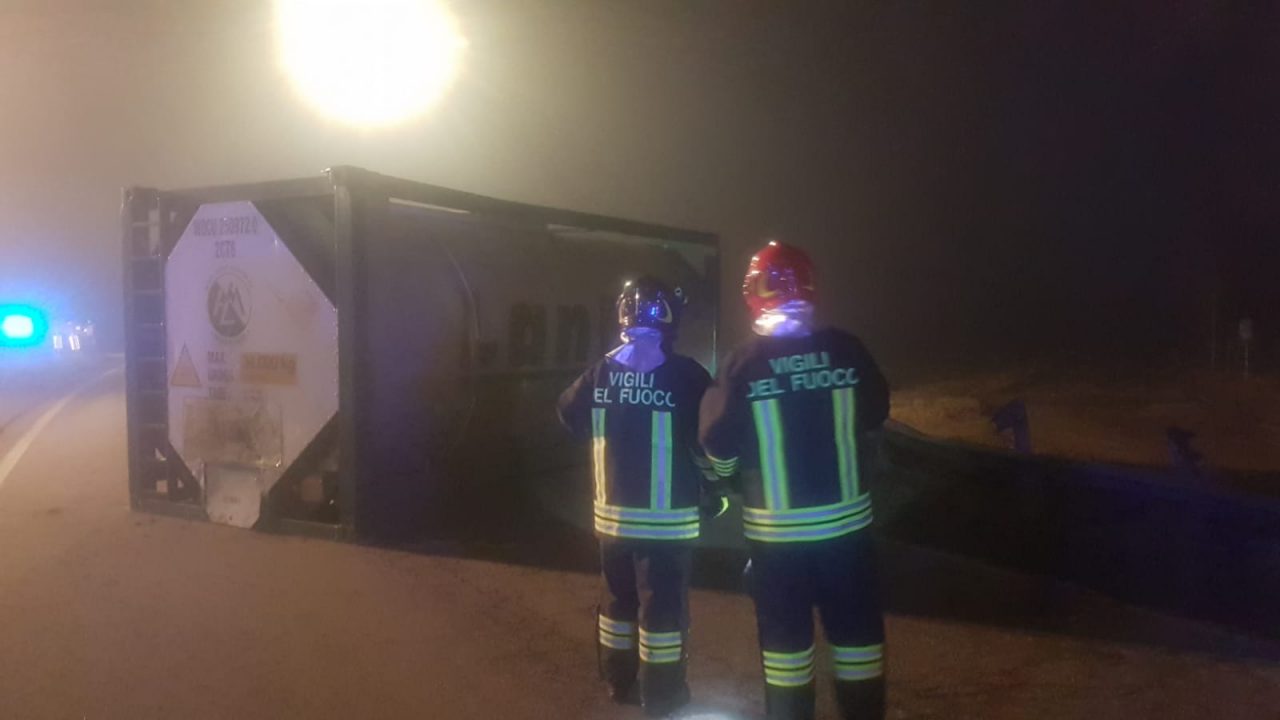 Cisterna ribaltata a Garbagnate Milanese: un uomo finisce in ospedale