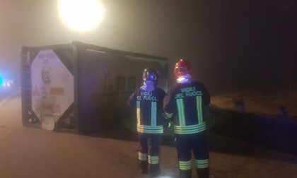 Cisterna ribaltata a Garbagnate Milanese: un uomo finisce in ospedale
