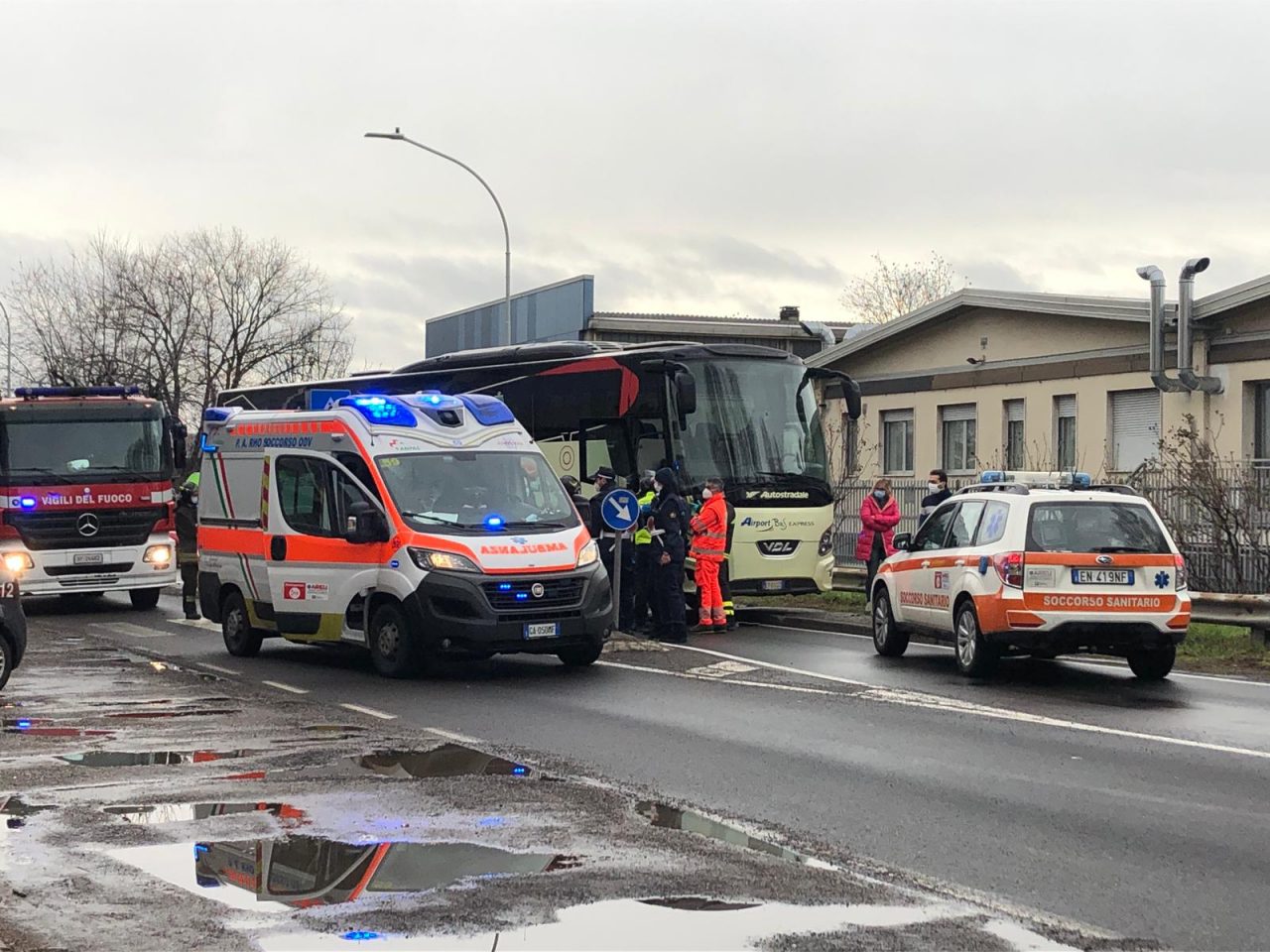 Autista si sente male e finisce col bus contro un’auto
