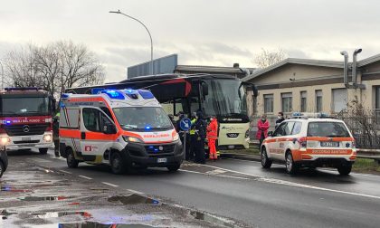Autista si sente male e finisce col bus contro un'auto