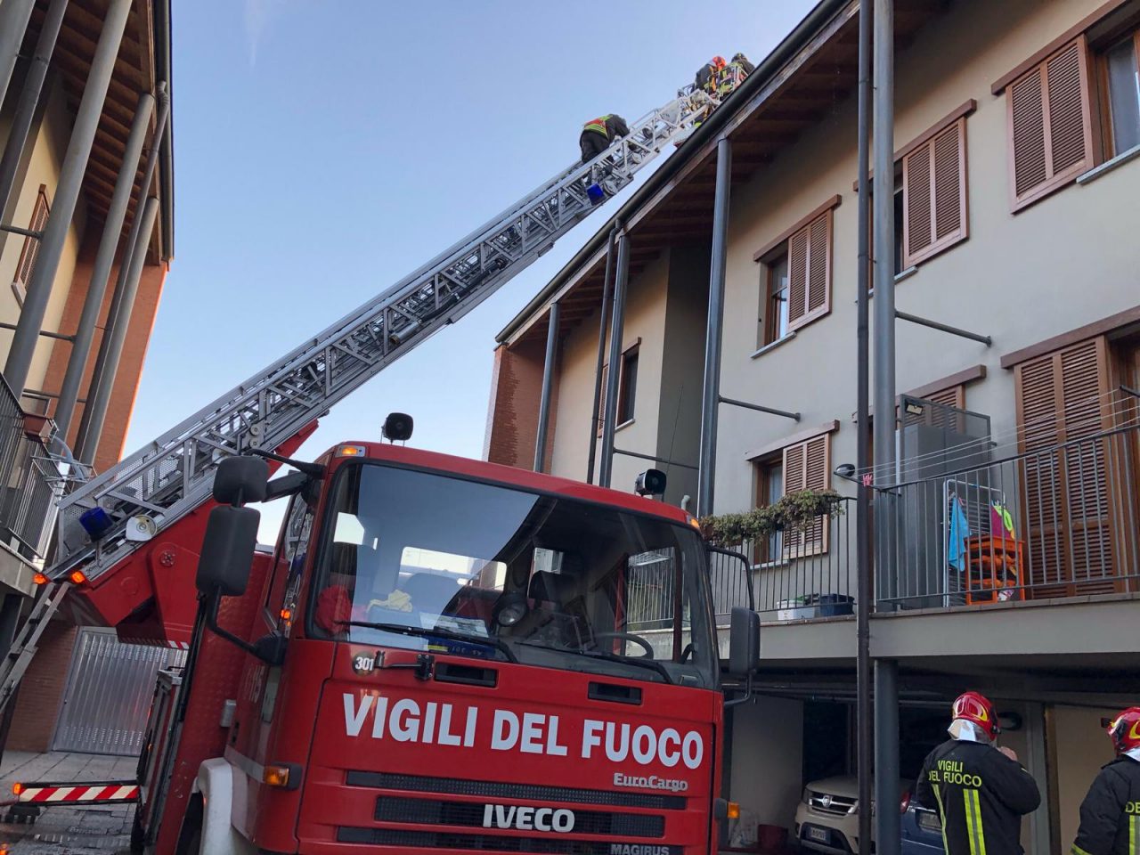 Canna fumaria a fuoco, brucia il tetto di un’abitazione
