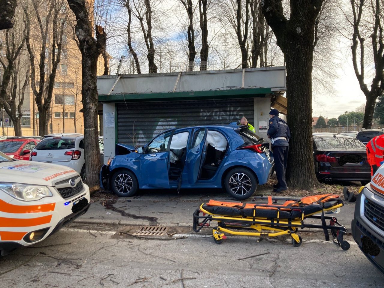Auto finisce fuori strada  tra due alberi: due feriti