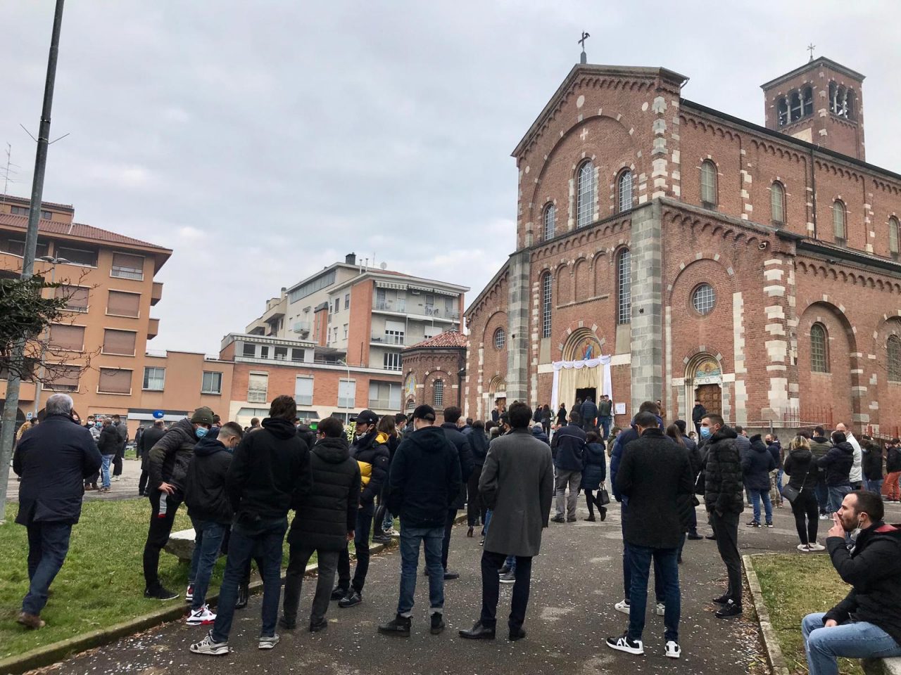 Chiesa e piazzale gremiti per l’ultimo saluto a Klaudio, morto folgorato nella vasca a 32 anni