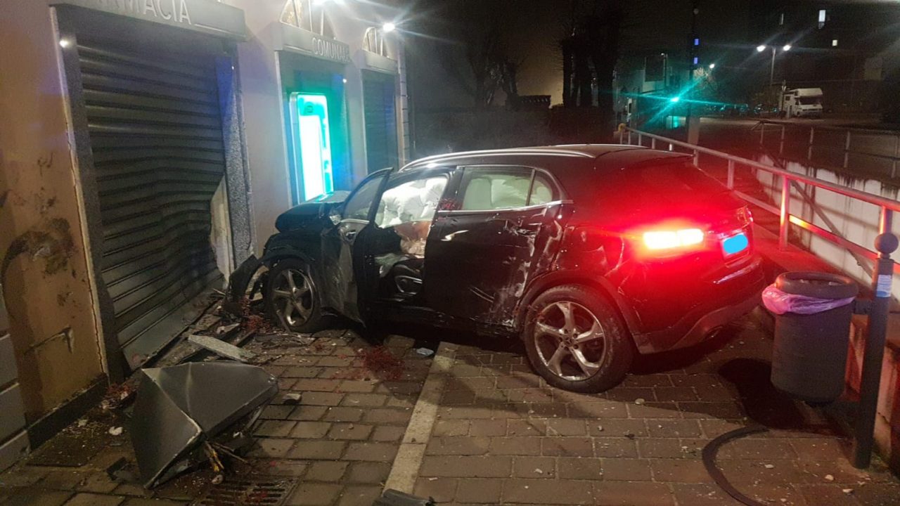 Ruba un’auto e si schianta contro la vetrina della farmacia