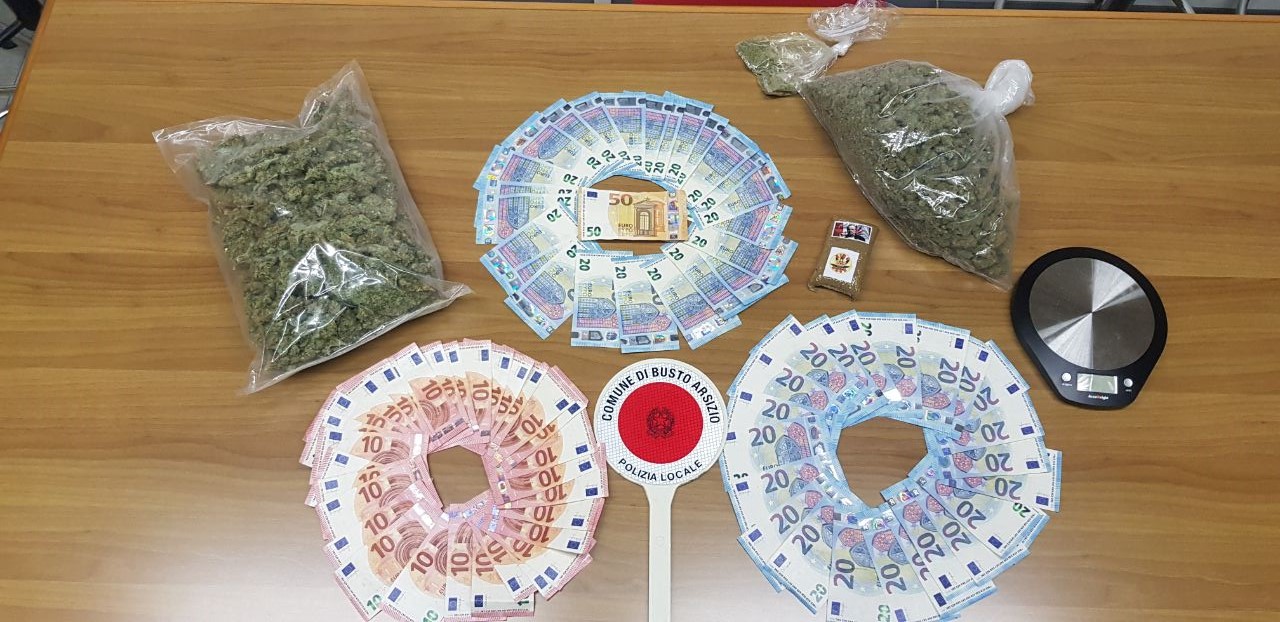 Preso dalla Polizia Locale con un chilo di marijuana