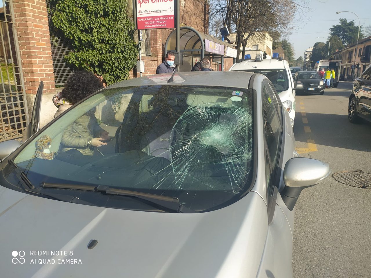Donna investita finisce sul parabrezza dell’auto che l’ha travolta