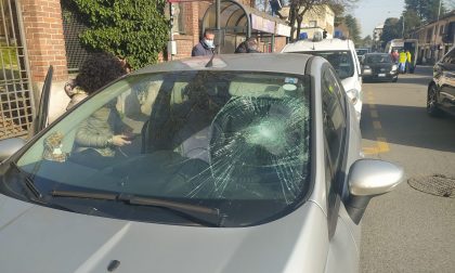 Donna investita finisce sul parabrezza dell'auto che l'ha travolta