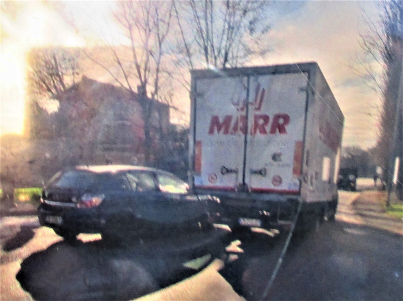Auto finisce contro un camioncino che trasporta alimenti