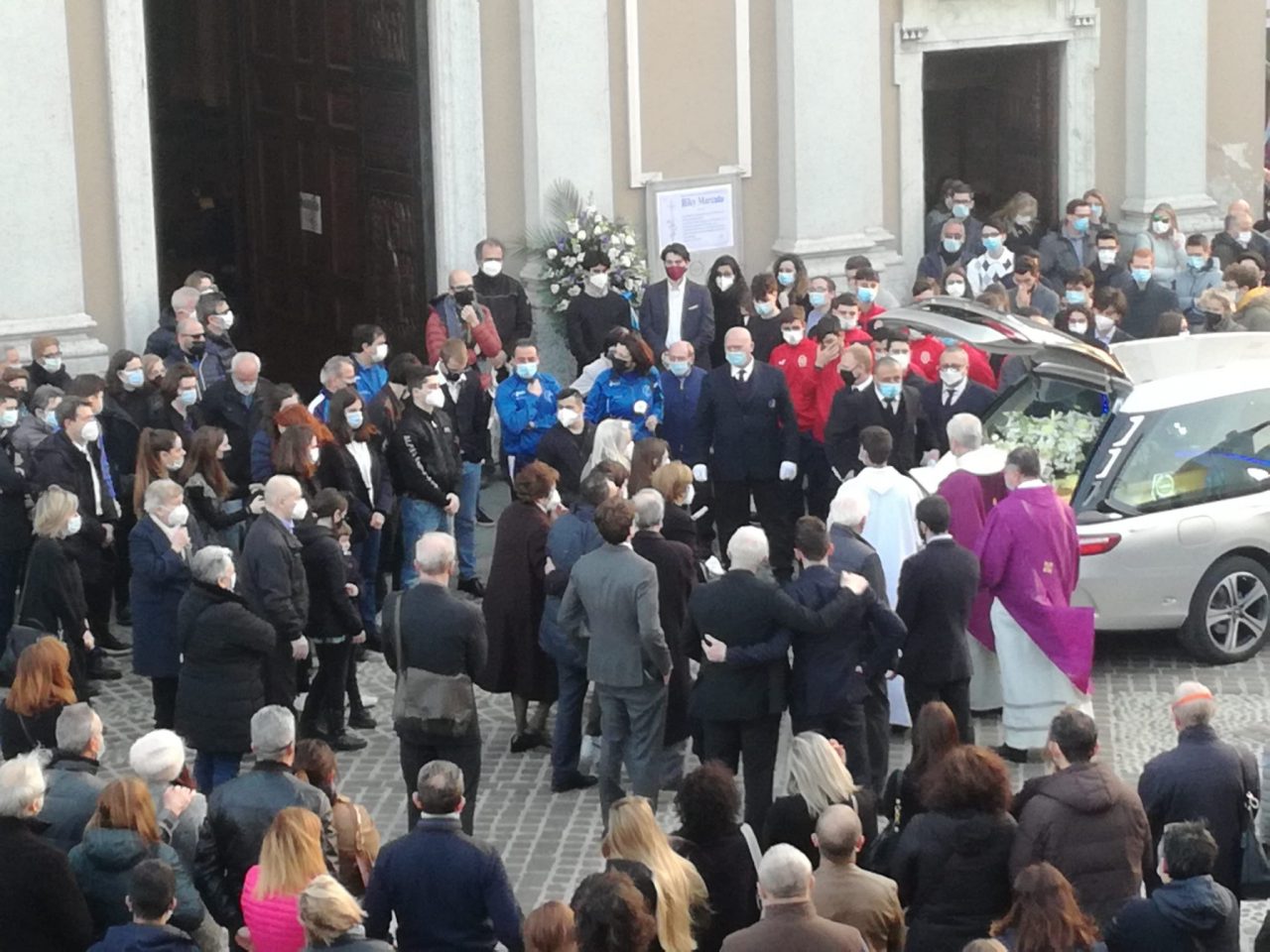 Ultimo saluto per Riccardo, studente modello precipitato nel dirupo