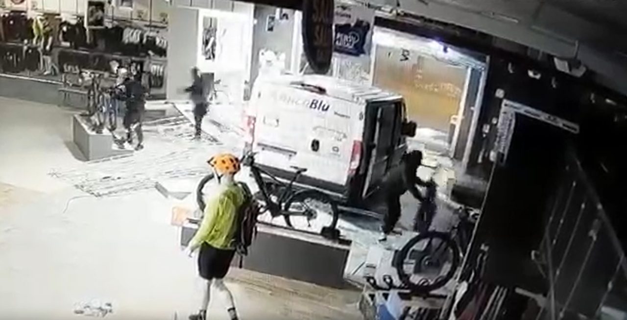 Sfondano la vetrina e fanno razzia di biciclette