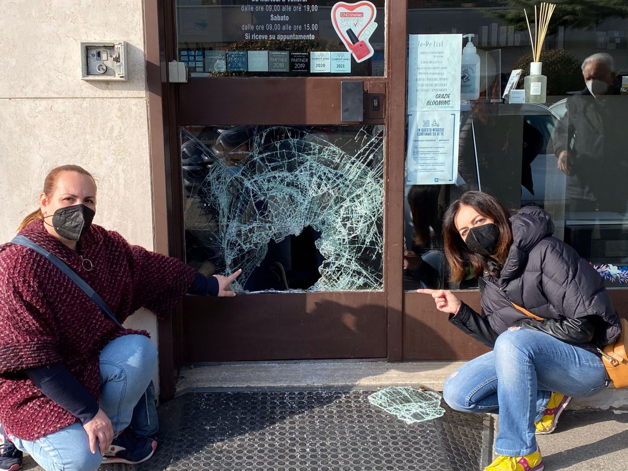 Spaccano la vetrina di un negozio e rubano soldi e merce