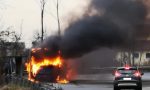 Il video del pullman divorato dalle fiamme nell'Abbiatense