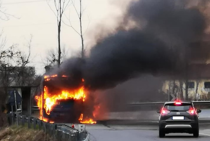 Il video del pullman divorato dalle fiamme nell’Abbiatense