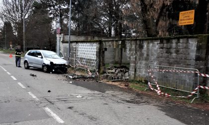 Con l'auto si schianta contro la caserma della Polizia stradale