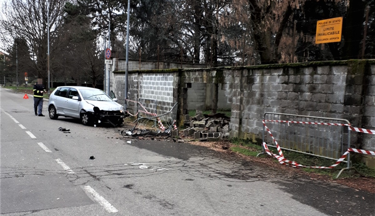 Con l’auto si schianta contro la caserma della Polizia stradale