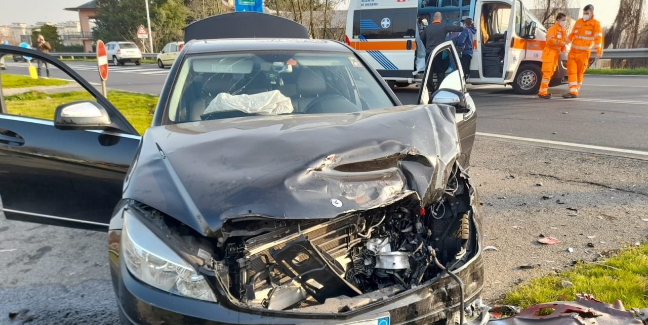 Grave incidente stradale, coinvolte tre persone