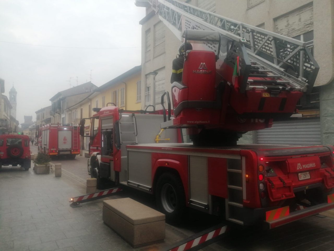 Vasi pericolanti: i pompieri chiudono la via del centro