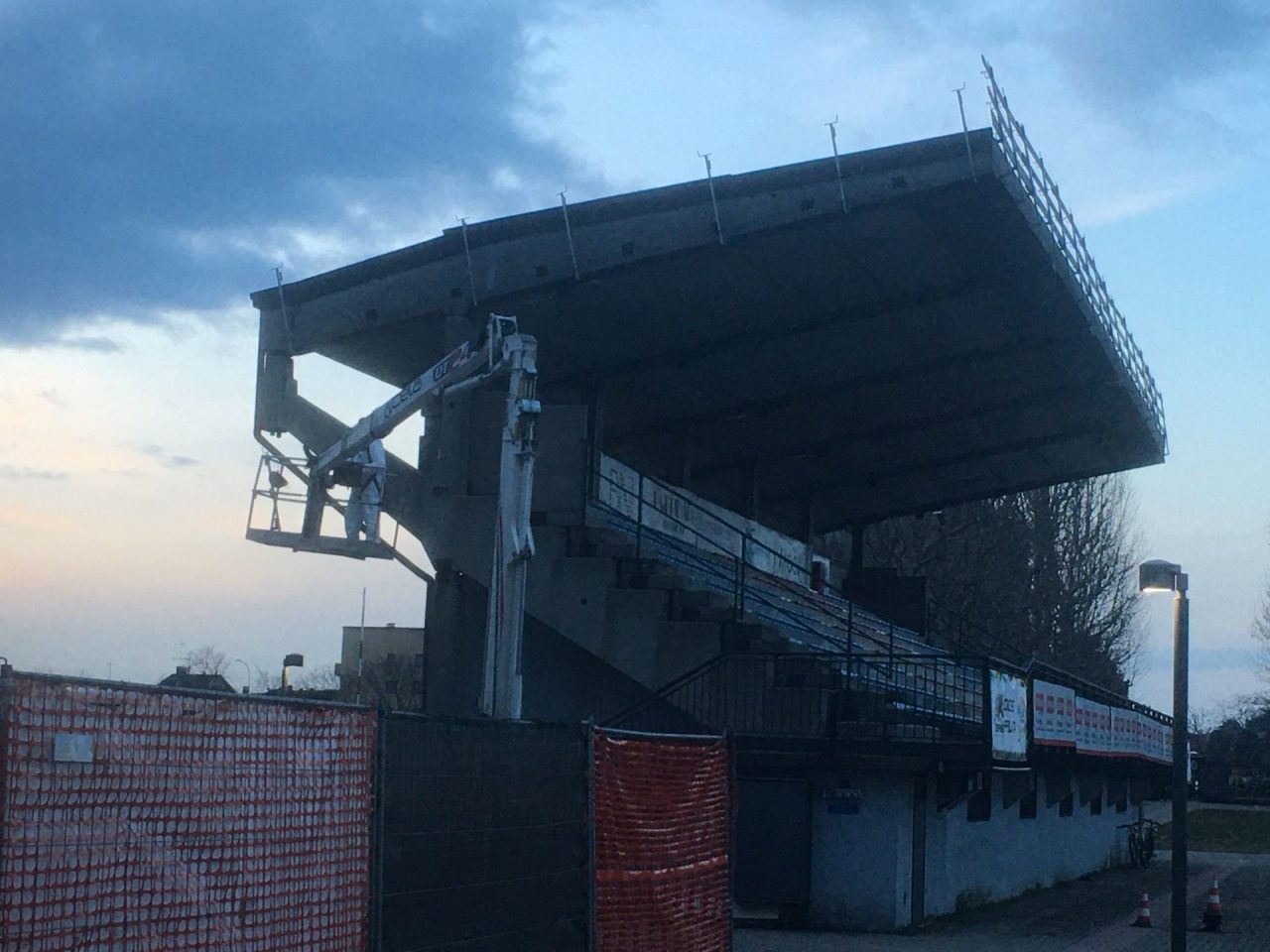 Venegoni-Marazzini: iniziati i lavori al tetto della tribuna