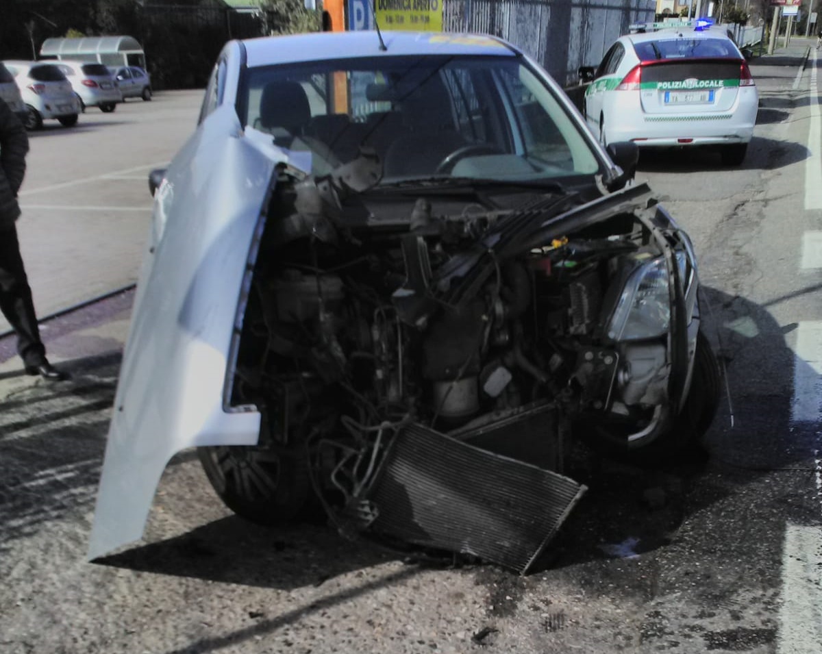 Incidente tra due auto, paura sul Sempione