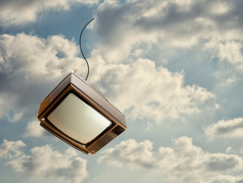 Gli “piove” addosso un televisore: grave un 43enne