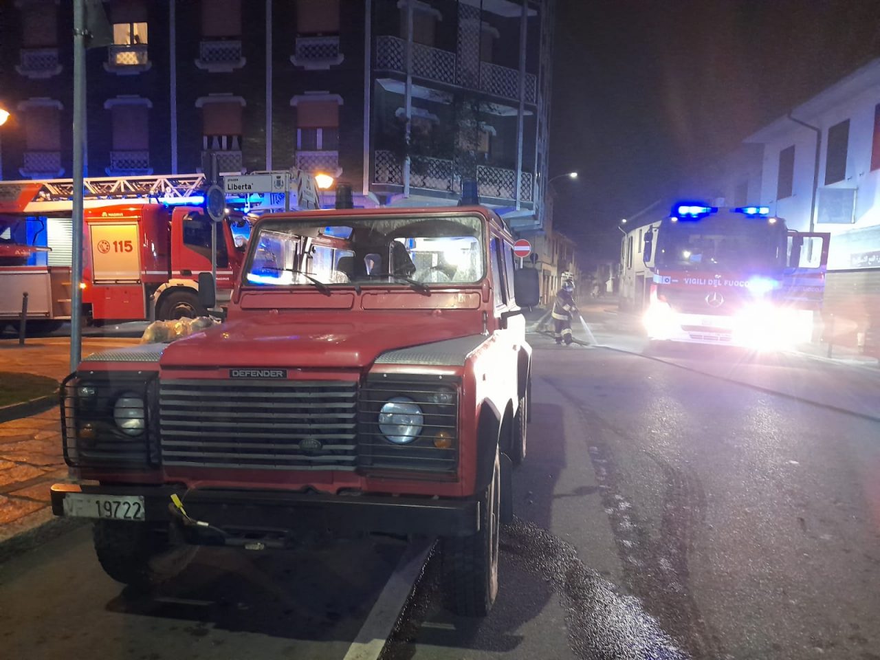 Tetto della casa in fiamme, famiglia evacuata