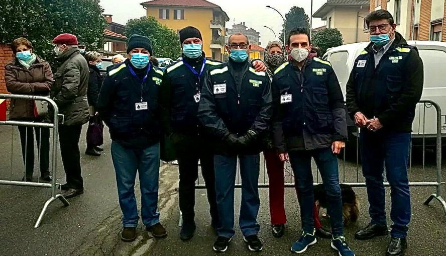Abbiategrasso, gli osservatori civici davanti alle scuole