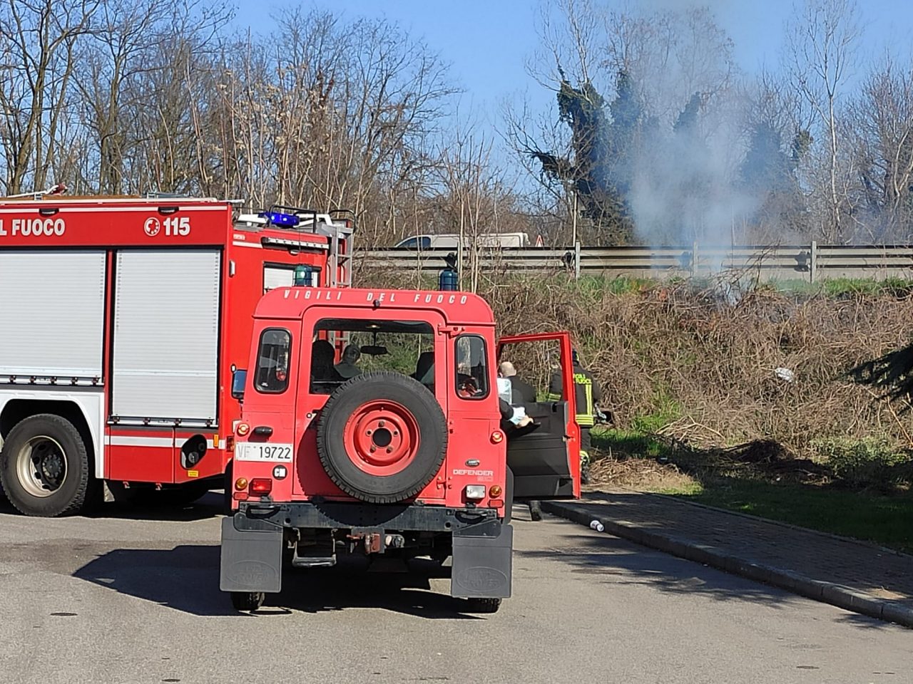 Bruciano sterpaglie, incendio a pochi metri dalla strada