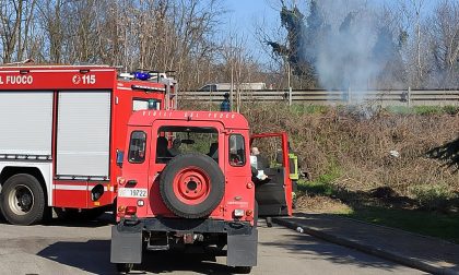 Bruciano sterpaglie, incendio a pochi metri dalla strada