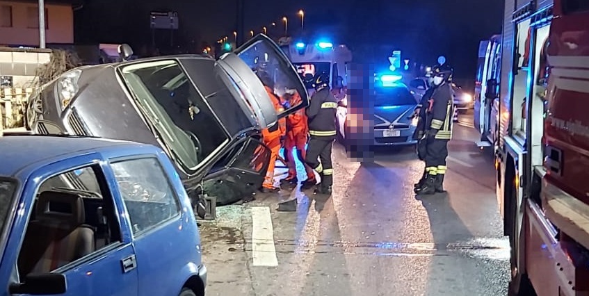 Auto rimane in bilico sul guardrail: arrivano ambulanza, Polizia e Vigili del Fuoco