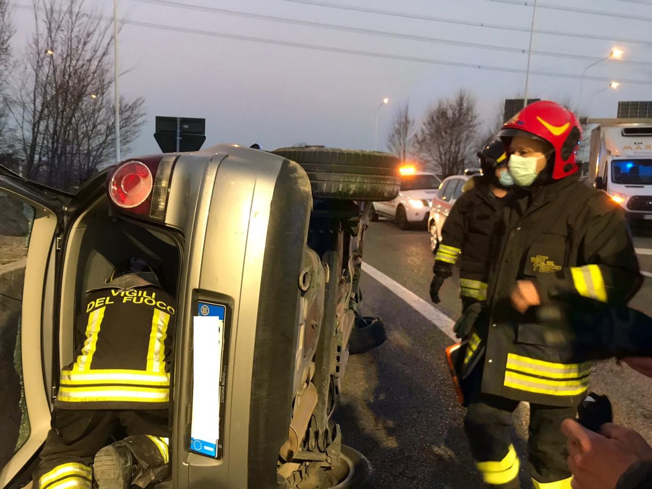 Si ribalta con l’auto sul raccordo autostradale, paura per una donna