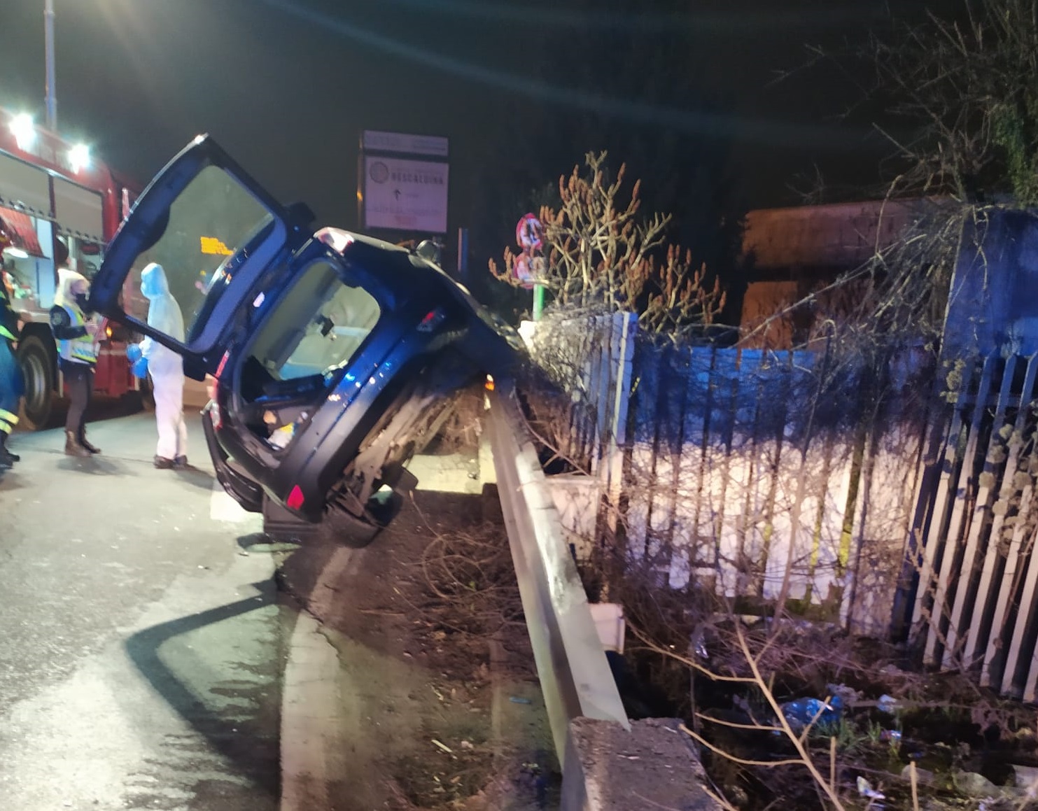 auto rimane in bilico sul guardrail