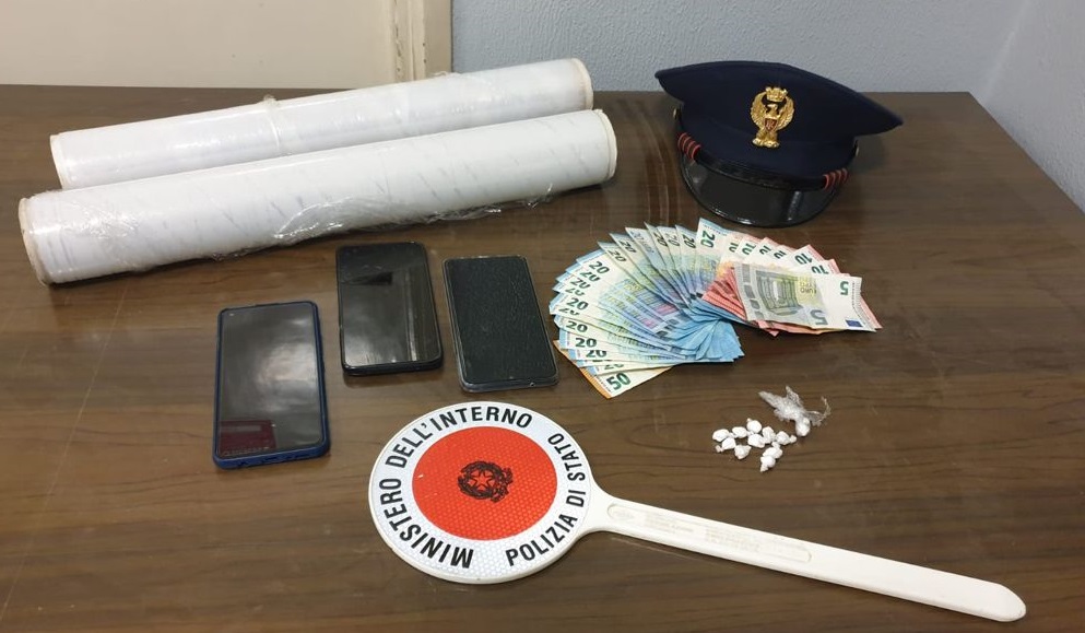 Telefonini come “pegno” per pagare la droga: arrestati due giovani con cocaina