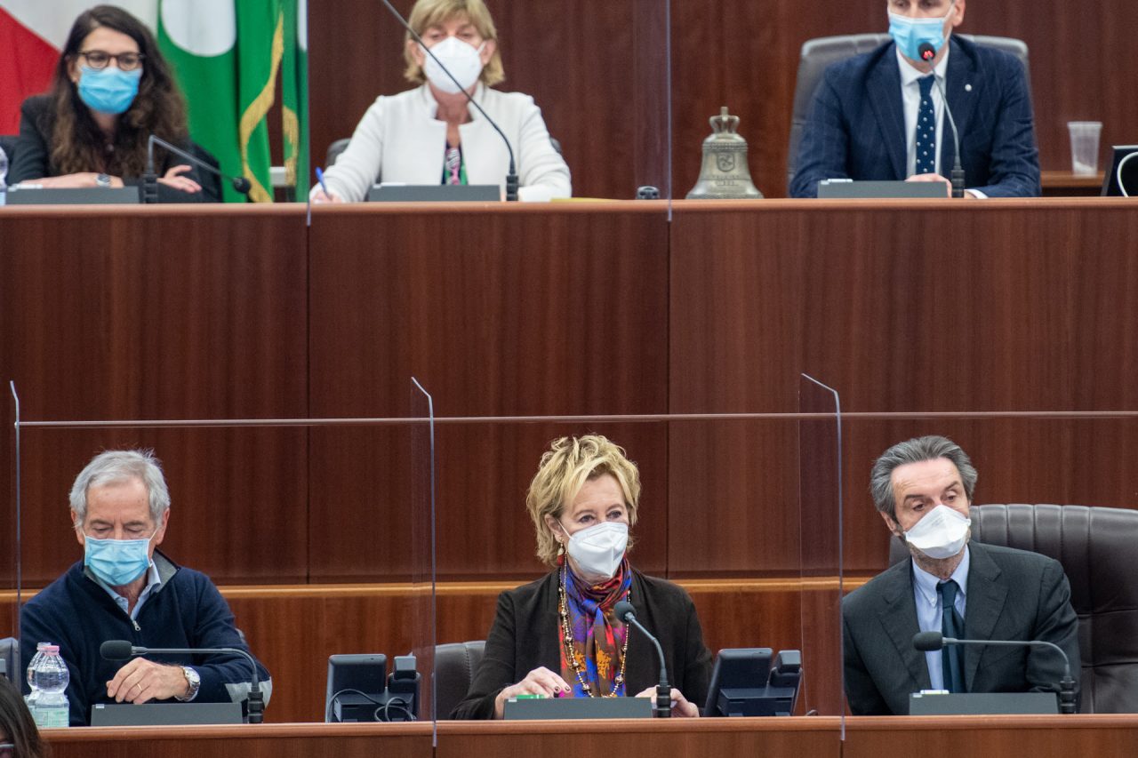 Bertolaso annuncia la terza ondata in Lombardia: varate nuove restrizioni