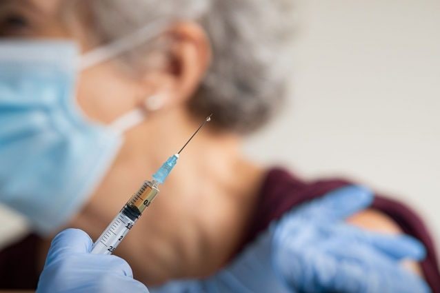 Ormai per le vaccinazioni degli over 60 in Lombardia non serve più la prenotazione