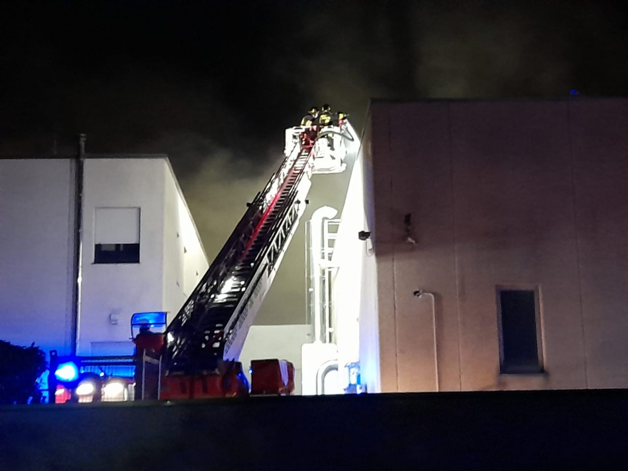 Grosso incendio in azienda, sul posto cinque mezzi dei pompieri