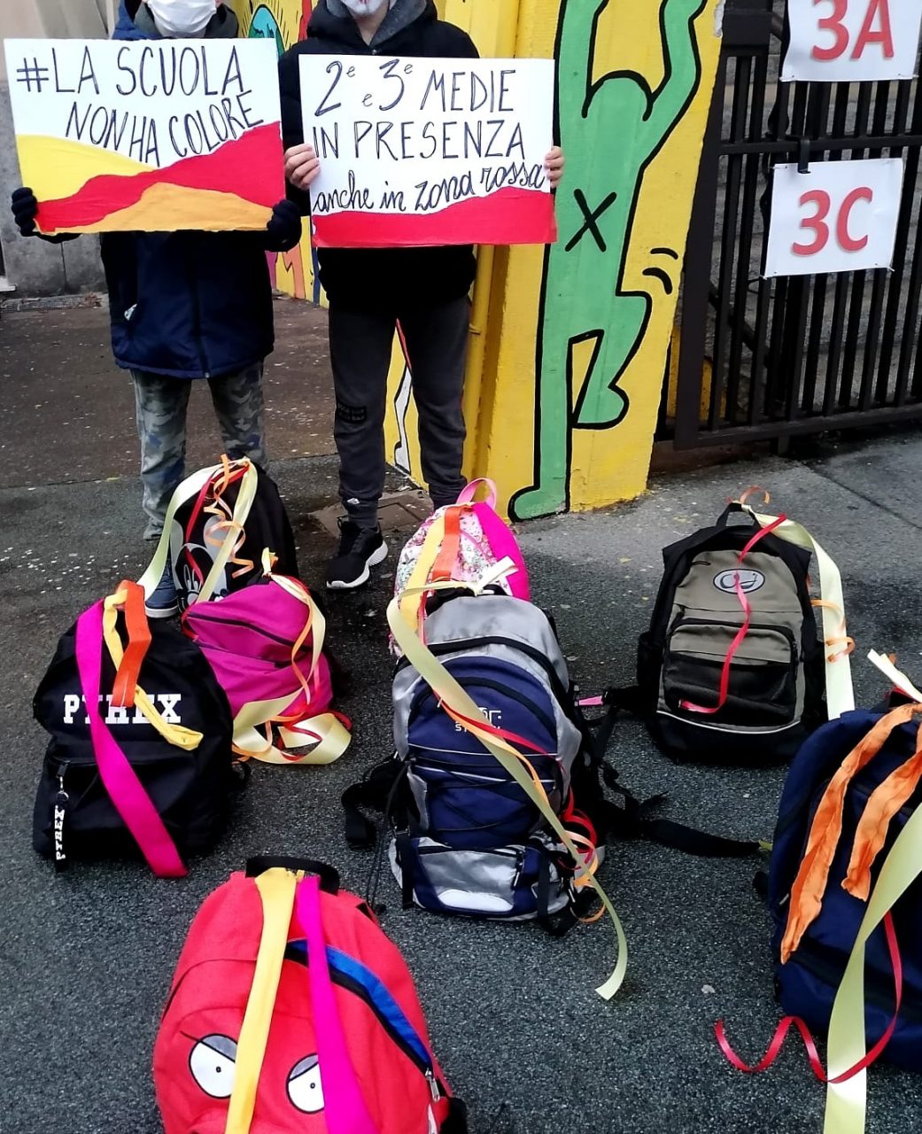 Zaini fuori dalle scuole medie per dire “no” alla didattica a distanza anche in zona rossa