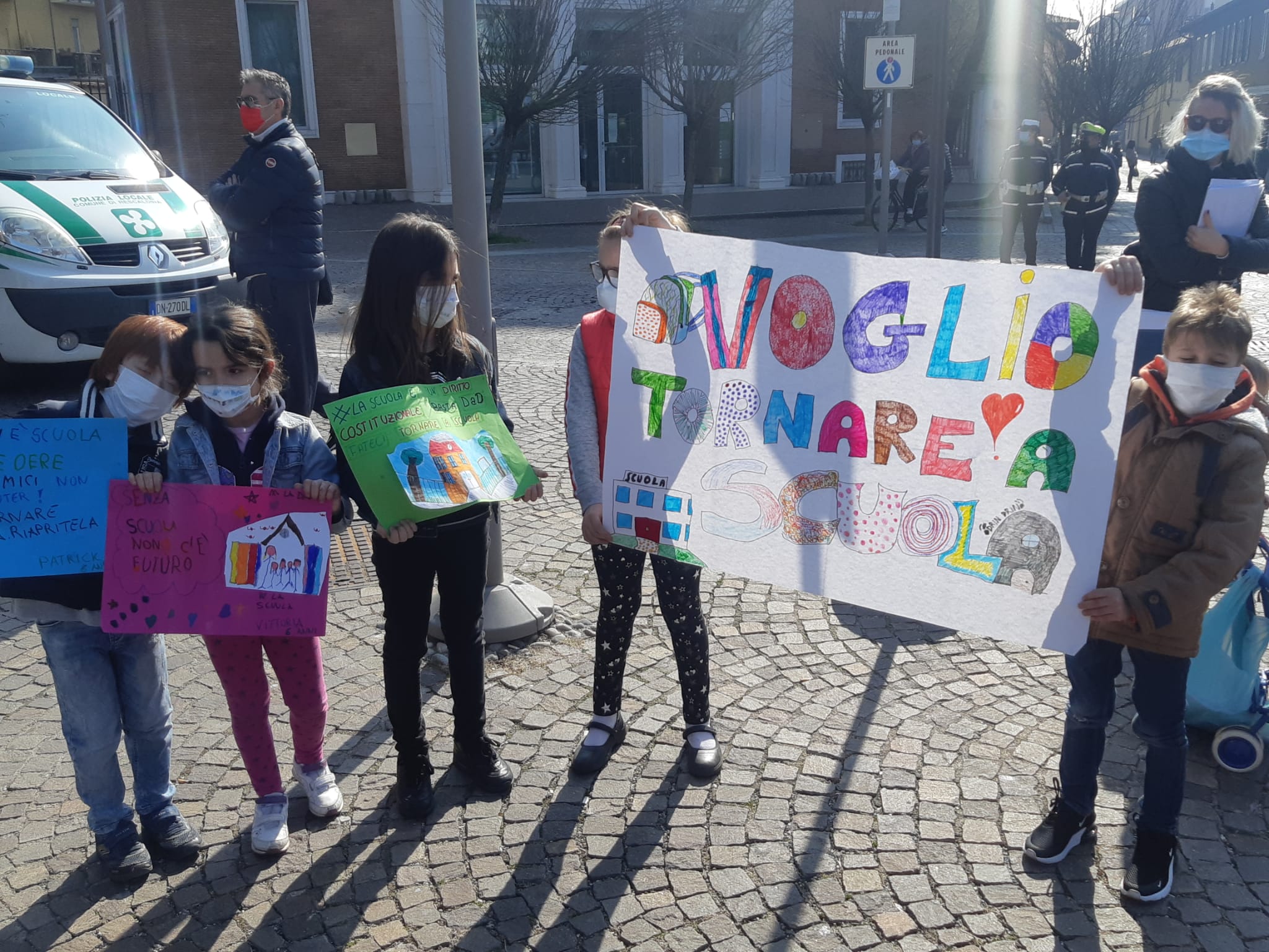 protesta genitori scuola Rescaldina