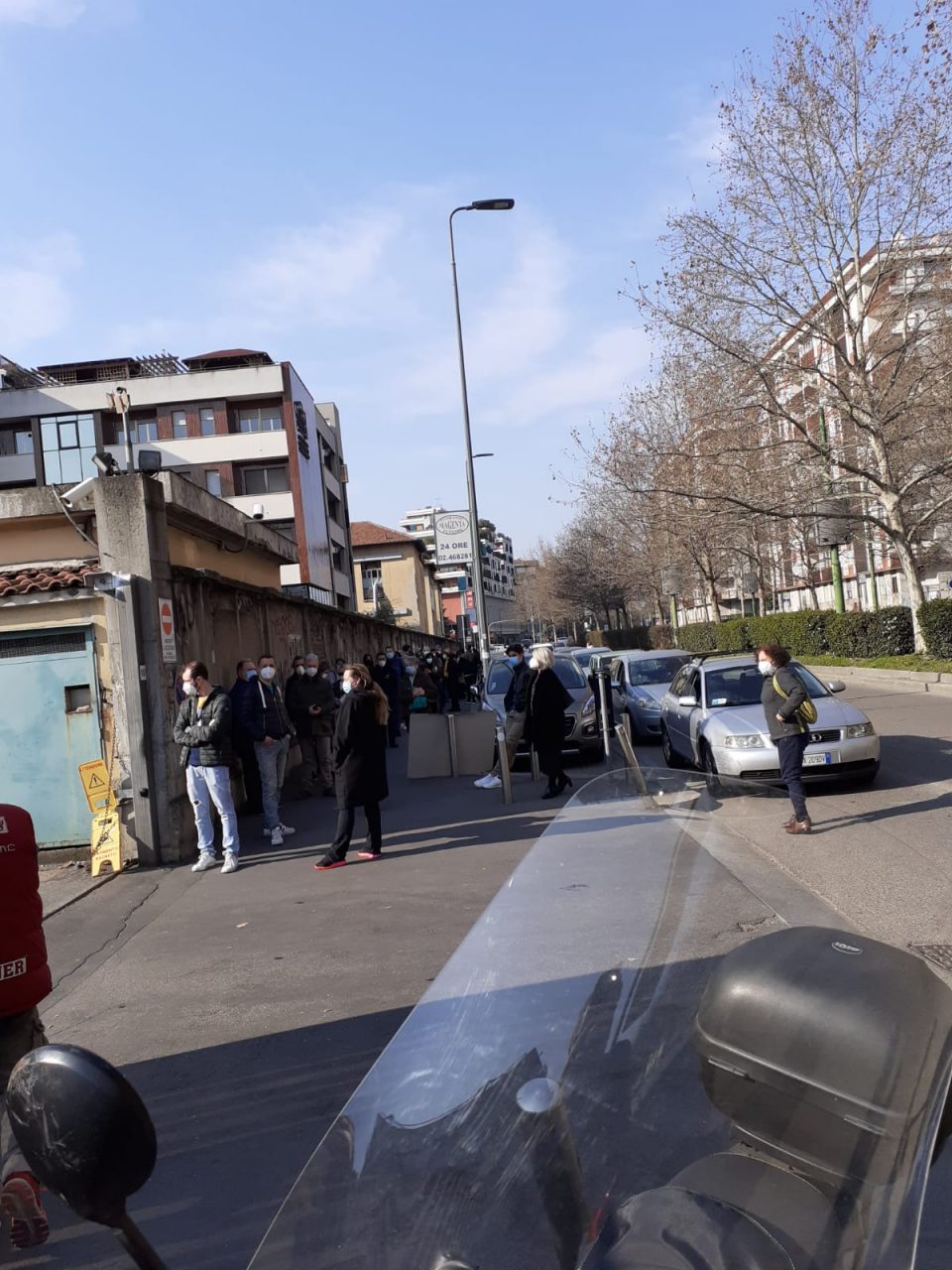 Code lunghe in attesa del tampone: attenzione agli assembramenti