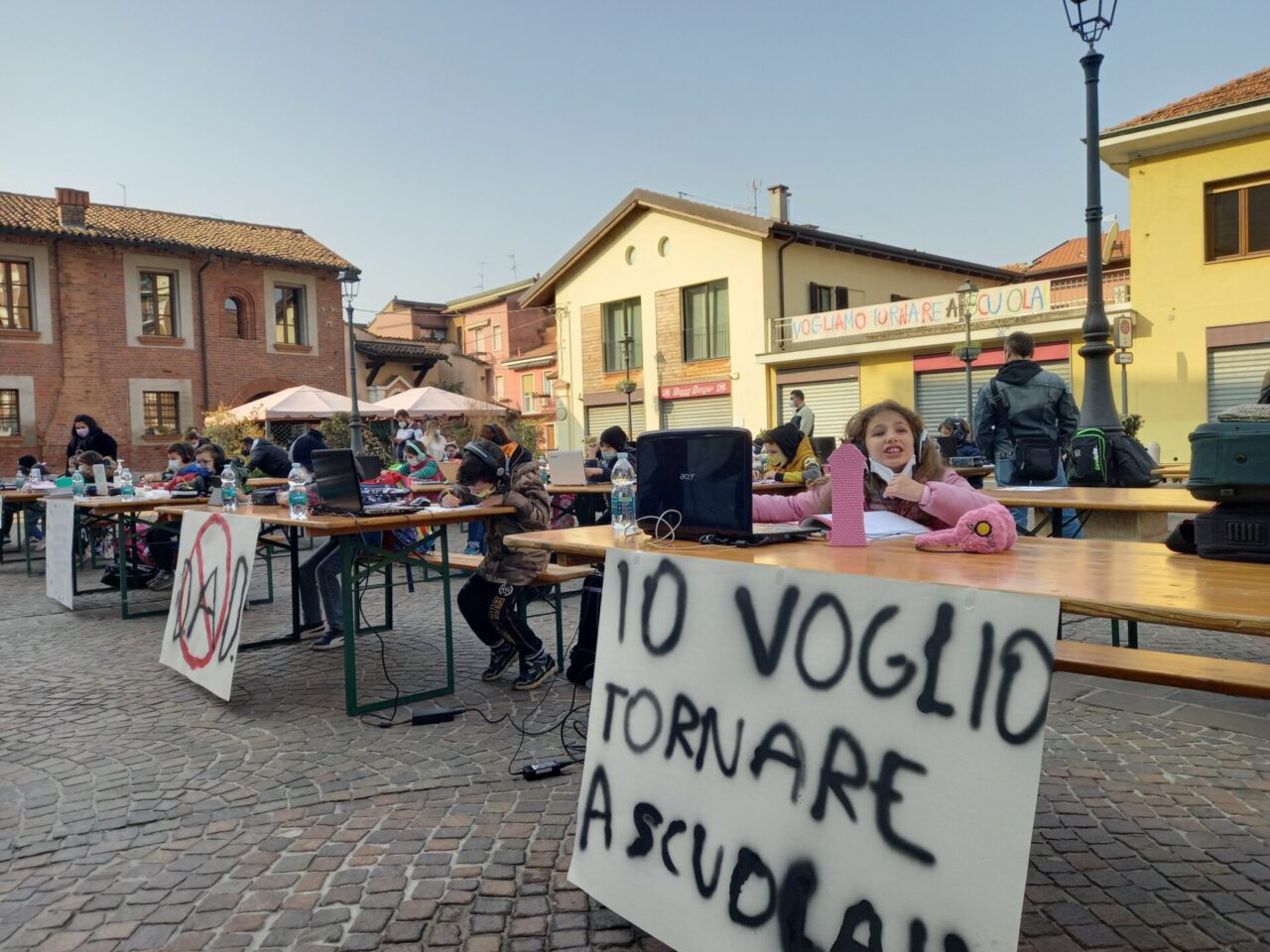 Lezioni in piazza e striscioni per chiedere la didattica in presenza