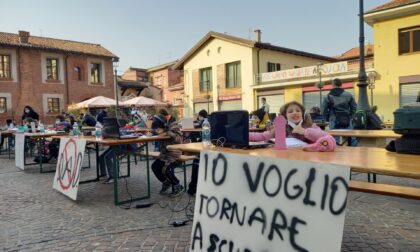 Lezioni in piazza e striscioni per chiedere la didattica in presenza