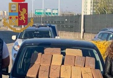 Nascondono 18 chili di cocaina all'interno di un'auto trasportata da un carro-attrezzi