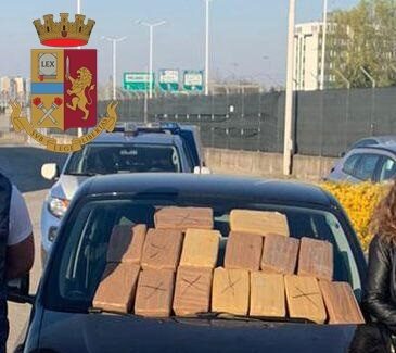 Nascondono 18 chili di cocaina all’interno di un’auto trasportata da un carro-attrezzi
