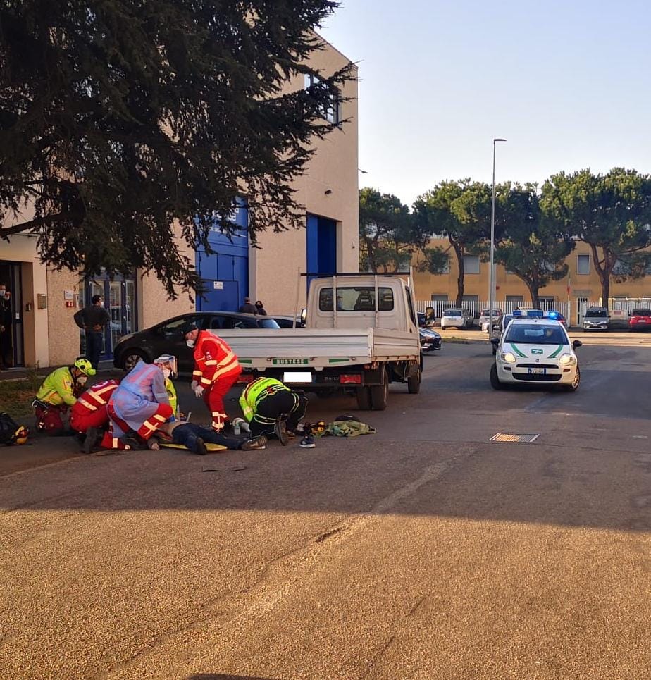 Grave investimento: elisoccorso sul posto per il pedone