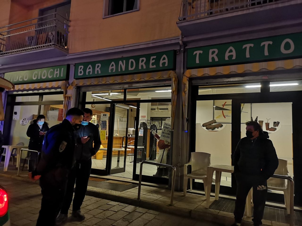 Restano aperti dopo le 18: sanzioni e stop di cinque giorni per un bar sulla Varesina