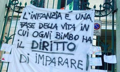 La protesta delle famiglie: "La scuola in classe"