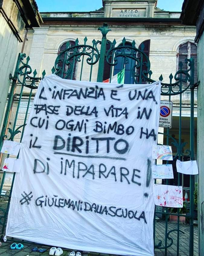La protesta delle famiglie: “La scuola in classe”