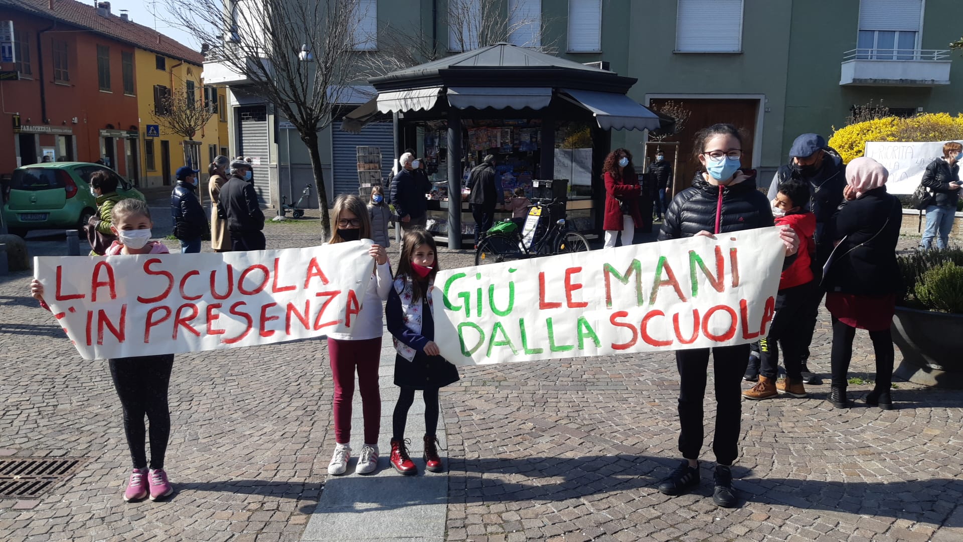 protesta genitori scuola Rescaldina