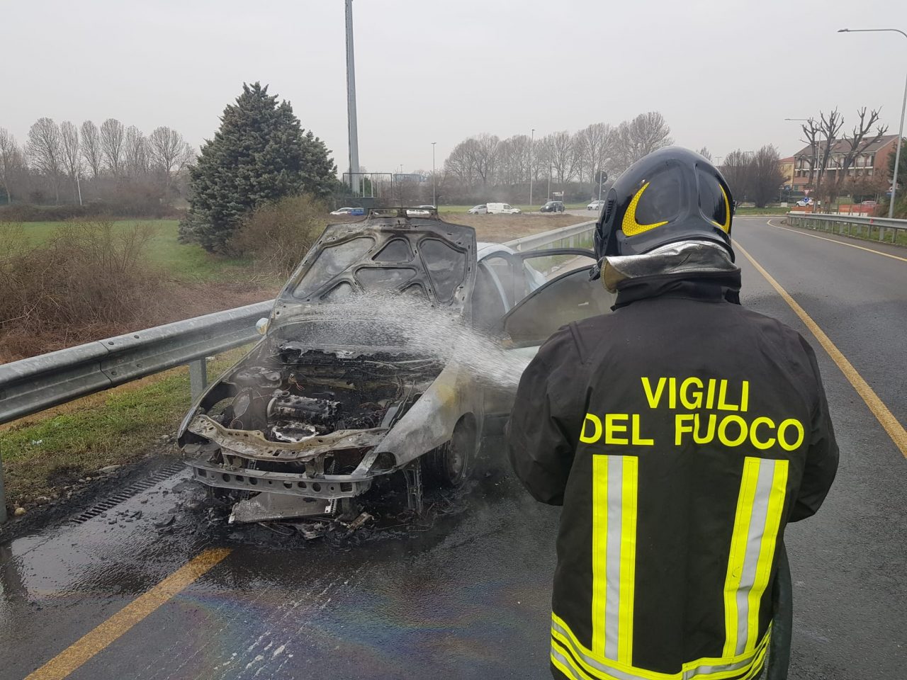 Auto a fuoco: conducente salvo per un soffio